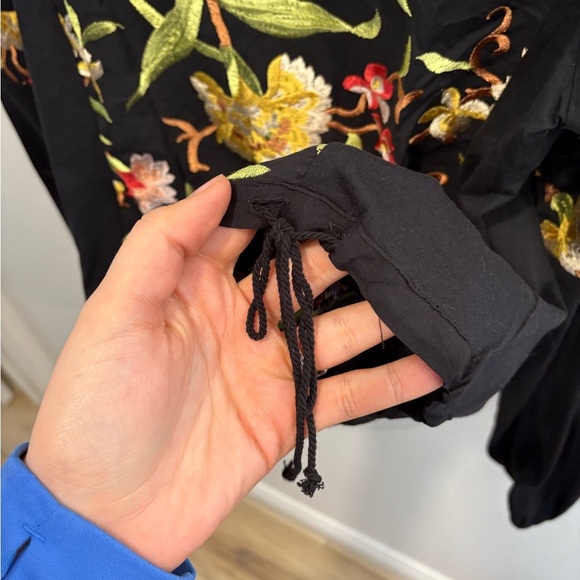 LIKE NEW- TINY BY ANTHROPOLOGIE Embroidered FLORAL BLOUSE - Size small - Picture 8 of 10
